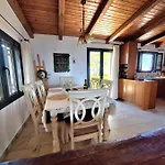 Anna- A Slice Of Heaven. Πόρτο Χέλι